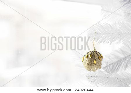 Boule dorée sur l'arbre de Noël