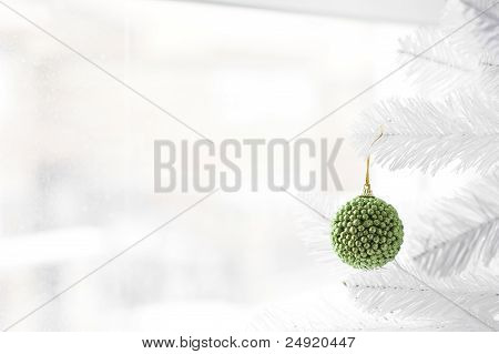 Boule verte sur l'arbre de Noël