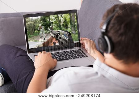 человек выбирает видео на ноутбуке