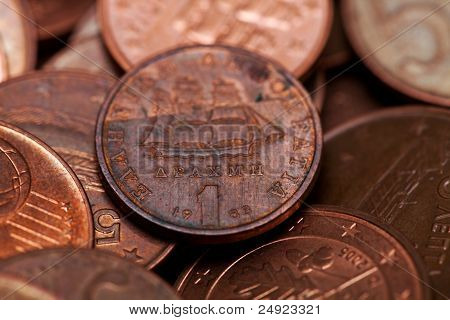 Un dracmas, viejo Griego moneda entre monedas de Euro (macro Shot)