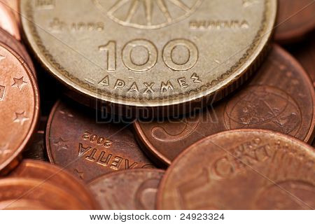 Cientos, dracmas, viejo Griego moneda entre monedas de Euro (macro Shot)