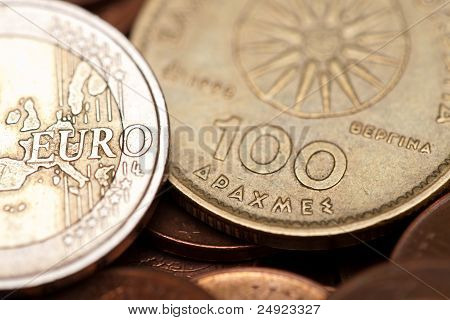 Griego dracmas y monedas de Euro (macro Shot)