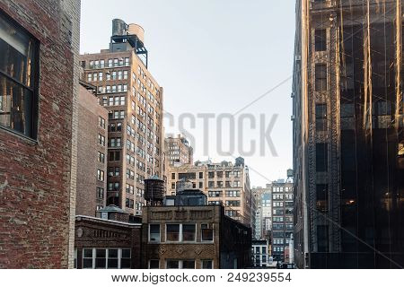 New York City, Usa - June 20, 2018: Cityscape Of Manhattan With Old Buildings And Water Towers Again