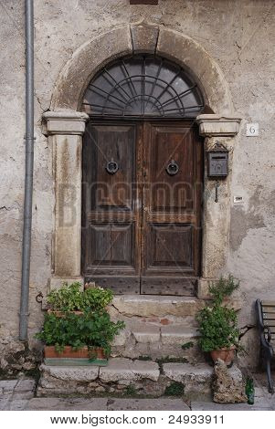 old door in Roviano