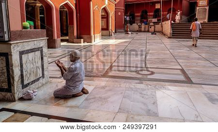 May 27,2018. Kolkata,india. An Unidentified Muslim Man Praying To Allah At  Nakhoda Masjid,the Princ