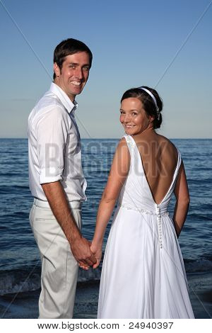 Novia y el novio en la playa