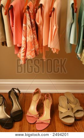Primavera sapatos e roupas coloridas