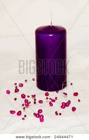 Fialové Canddle izolován v bílých Backgruond s fialové srdce