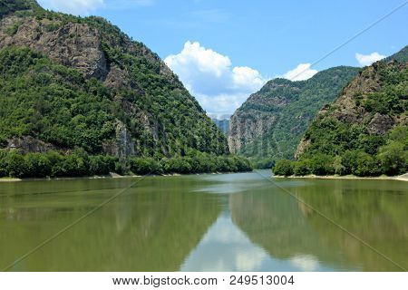 Olt River Gorge. European Route E81 Passing Through Mountains Next To The Olt River In Romania.