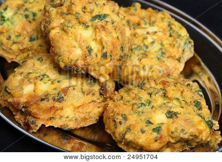 Indische Gemüse Pakoras aus Kartoffel, Spinat, Blumenkohl und Zwiebeln gemacht.