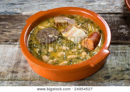 Gulasz z góry. Cocido Montanes