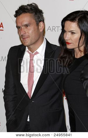 LOS ANGELES - 5 de novembro: Balthazar Getty, esposa Rosetta chega no LACMA arte + filme Gala no LA contagem