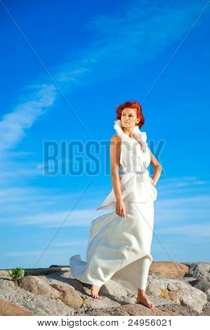 Mulher bonita em branco no litoral