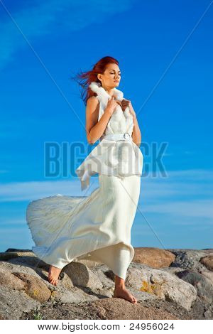 Mulher bonita em branco no litoral