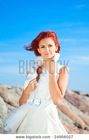 Mulher bonita em branco no litoral