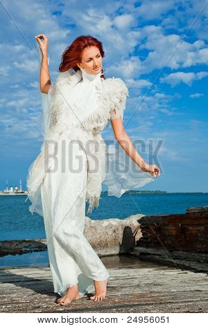 Mulher bonita em branco no litoral
