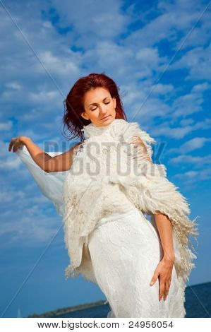 Mulher bonita em branco no litoral