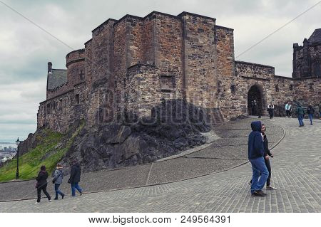 Edinburgh, Scotland - April 2018: Tourists At Foog Gate, The Principle Gate To The Upper Ward Inside