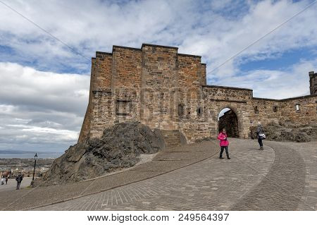 Edinburgh, Scotland - April 2018: Tourists At Foog Gate, The Principle Gate To The Upper Ward Inside