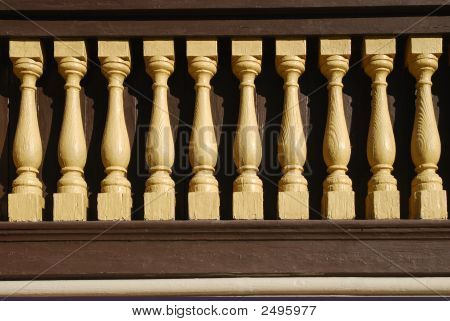 나무 난 간 동 자