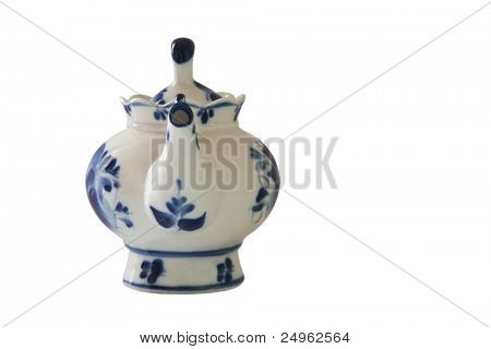 Čajník s blue ornamenty izolovaných na bílém.