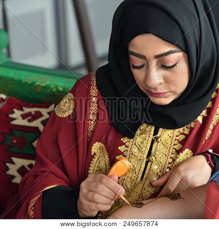 Moscow, Russia - July 14, 2018: A Henna Or Mehndi Applier Woman From Qatar At Work. Process Of Apply
