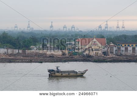 Vecchia chiatta sul fiume Saigon