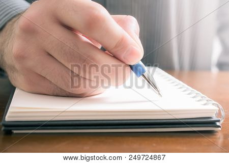 A Dont Forget Concept To Write Important Things Down In A Notepad