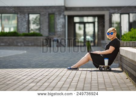 The Girl Plus Size In Sunglasses Joyful On A Bright Sunny Day In The Street, A Haircut Is Creative. 