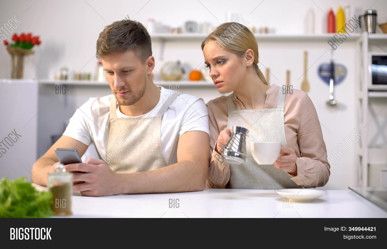 Жена ругается. Жена смотрит замужем. Парень с девушкой обедают. Беседа мужчины и женщины. Муж в телефоне.