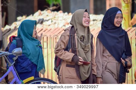 Semarang, Indonesia - 05 October 2019: Muslim Women On Vacation, Muslim Women Are Traveling In The O