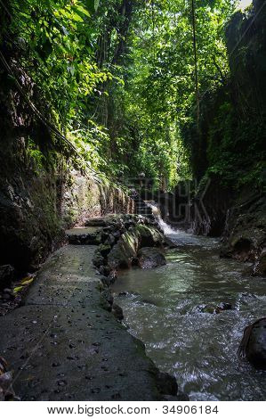 เส้นทางที่ stoney และแม่น้ำในป่าเขตร้อนในอุบุด บาหลี