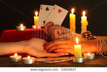 Lesen Sie die Linien Hand in eine Frau, die Hände auf schwarz backcground