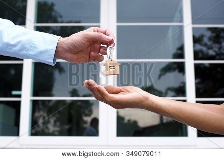 Home Buyers Are Taking Home Keys From Sellers. Sell Your House, Rent House And Buy Ideas.