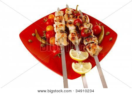 frisk grillet svinekød shish kebab på røde fad