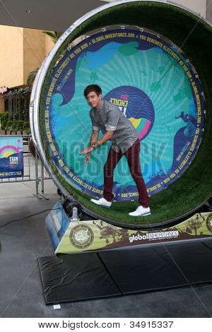 LOS ANGELES - lug 16: Kevin McHale Kevin McHale presso il FOX e Teen Choice 2nd Annual Energy Playgr