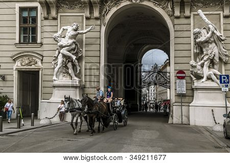 Vienna.austria.august 29, 2019. Horse-drawn Carriages With Coachmen Ride Tourists At The Hofburg Pal