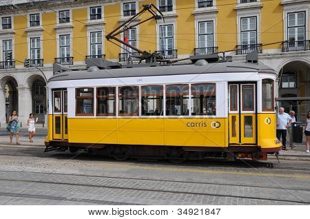 Portugal, turístico velho eléctrico em Lisboa