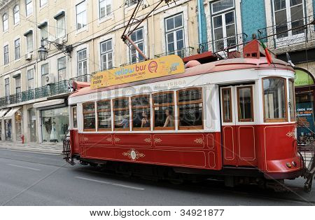 Portugal, turístico velho eléctrico em Lisboa