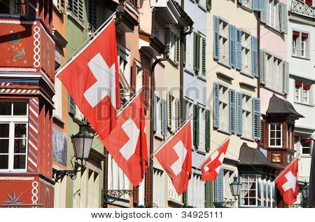 Gamle gade i Zürich dekoreret med flag for den schweiziske nationaldag, d. 1 August