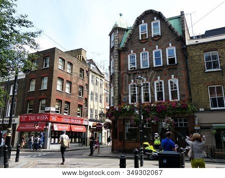 London / England Uk - Giugno 28, 2014: The Shopping Streets Of Soho, City Of Westminster, Central Lo