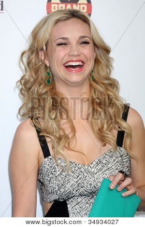 LOS ANGELES - 26 JUN: Fiona Gubelmann arriva alla festa di commedie FX estate all'esca il 26 giugno, 2