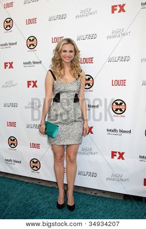 LOS ANGELES - 26 JUN: Fiona Gubelmann arriva alla festa di commedie FX estate all'esca il 26 giugno, 2