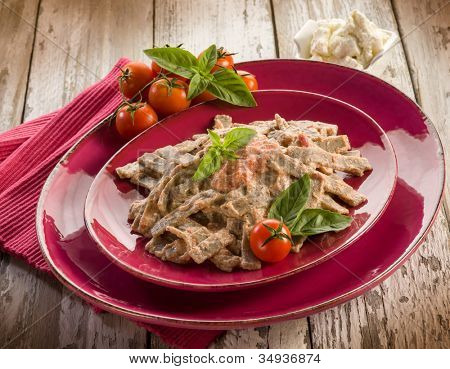 Pizzoccheri s rajčaty a ricottou omáčkou