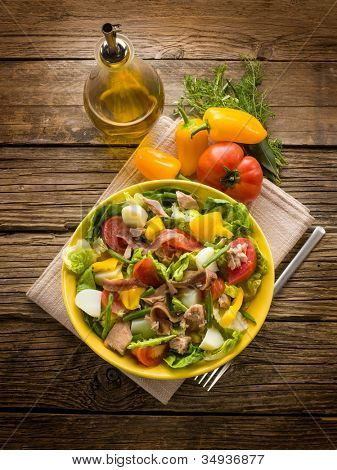 Niçoise salat over træ baggrund