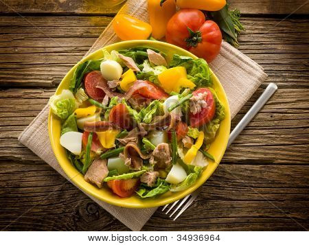 Niçoise salat over træ baggrund