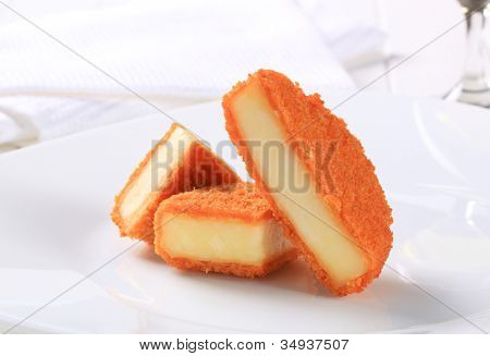 Formaggio di ermellino taglio e fritti su un piatto bianco