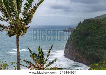 Kohala, Hawaii, Usa. - January 15, 2020: Coastline Where Pololu Valley And Its Beach Meets The Ocean