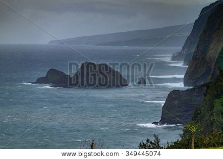 Kohala, Hawaii, Usa. - January 15, 2020: Coastline Where Pololu Valley And Its Water Meets The Ocean