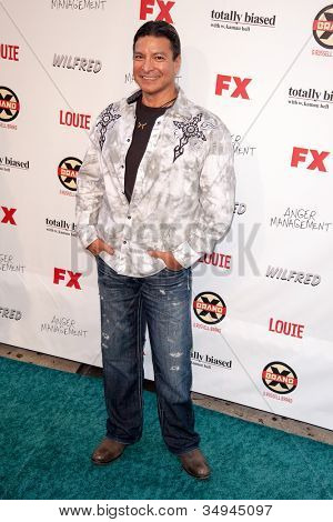 HOLLYWOOD, CA - 26 juni: Gil Birmingham aankomt op FX zomer komedies party in lokken op 26 juni 2012